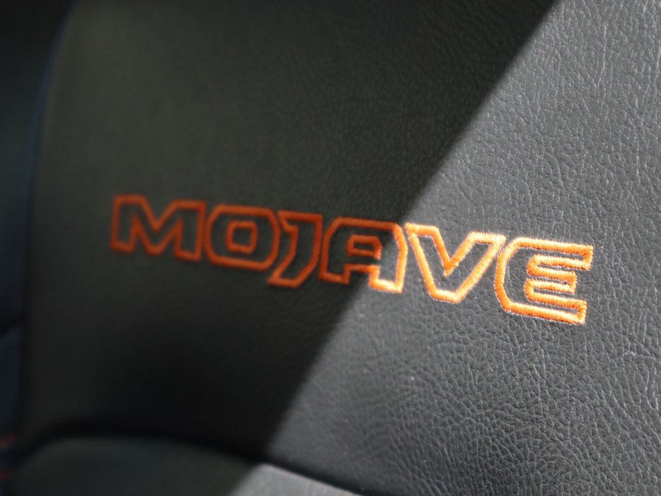 2023 Jeep Gladiator MOJAVE IN BRIGHT WHITE EQUIPPED WITH A 3.6L V6 , 4X4 , 8SPD AUTO , LEATHER HEATED SEATS + SW , 17INCH RIMS , REMOTE START , COLD-18