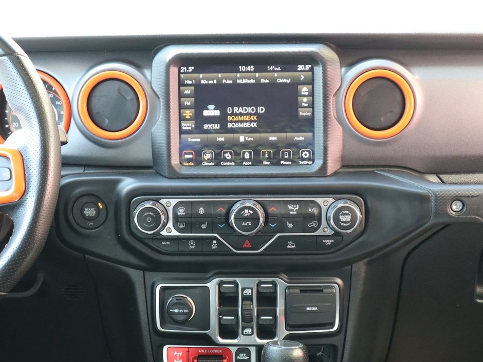 2023 Jeep Gladiator MOJAVE IN BRIGHT WHITE EQUIPPED WITH A 3.6L V6 , 4X4 , 8SPD AUTO , LEATHER HEATED SEATS + SW , 17INCH RIMS , REMOTE START , COLD-24