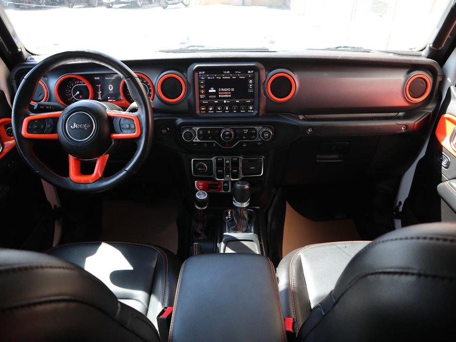 2023 Jeep Gladiator MOJAVE IN BRIGHT WHITE EQUIPPED WITH A 3.6L V6 , 4X4 , 8SPD AUTO , LEATHER HEATED SEATS + SW , 17INCH RIMS , REMOTE START , COLD-23