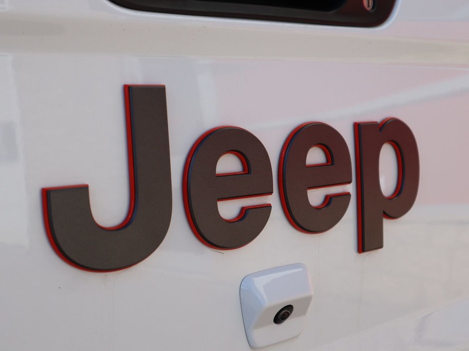 2023 Jeep Gladiator MOJAVE IN BRIGHT WHITE EQUIPPED WITH A 3.6L V6 , 4X4 , 8SPD AUTO , LEATHER HEATED SEATS + SW , 17INCH RIMS , REMOTE START , COLD-14