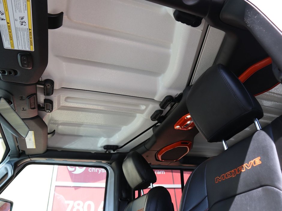 2023 Jeep Gladiator MOJAVE IN BRIGHT WHITE EQUIPPED WITH A 3.6L V6 , 4X4 , 8SPD AUTO , LEATHER HEATED SEATS + SW , 17INCH RIMS , REMOTE START , COLD-19