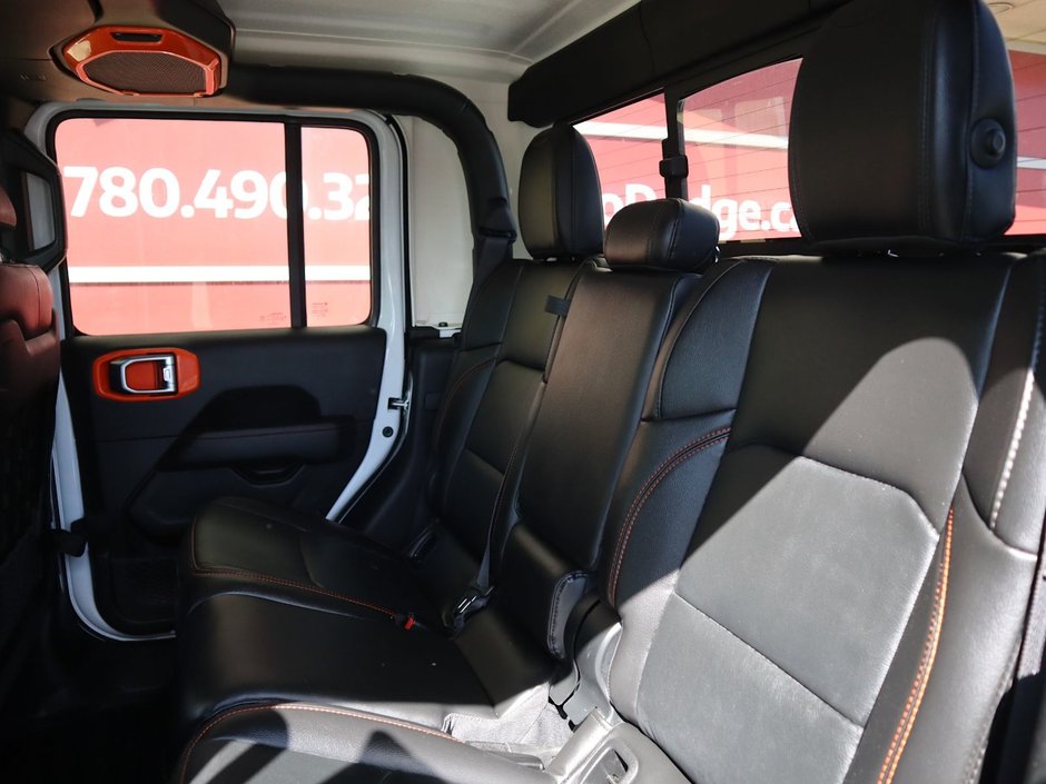 2023 Jeep Gladiator MOJAVE IN BRIGHT WHITE EQUIPPED WITH A 3.6L V6 , 4X4 , 8SPD AUTO , LEATHER HEATED SEATS + SW , 17INCH RIMS , REMOTE START , COLD-20