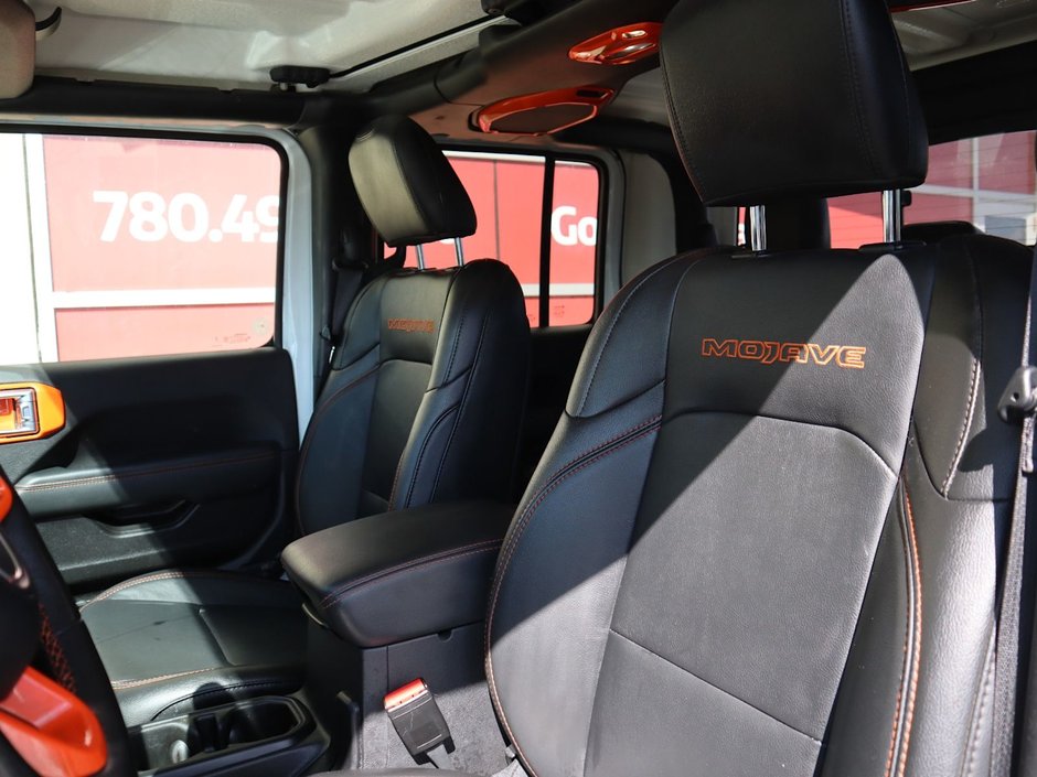 2023 Jeep Gladiator MOJAVE IN BRIGHT WHITE EQUIPPED WITH A 3.6L V6 , 4X4 , 8SPD AUTO , LEATHER HEATED SEATS + SW , 17INCH RIMS , REMOTE START , COLD-17