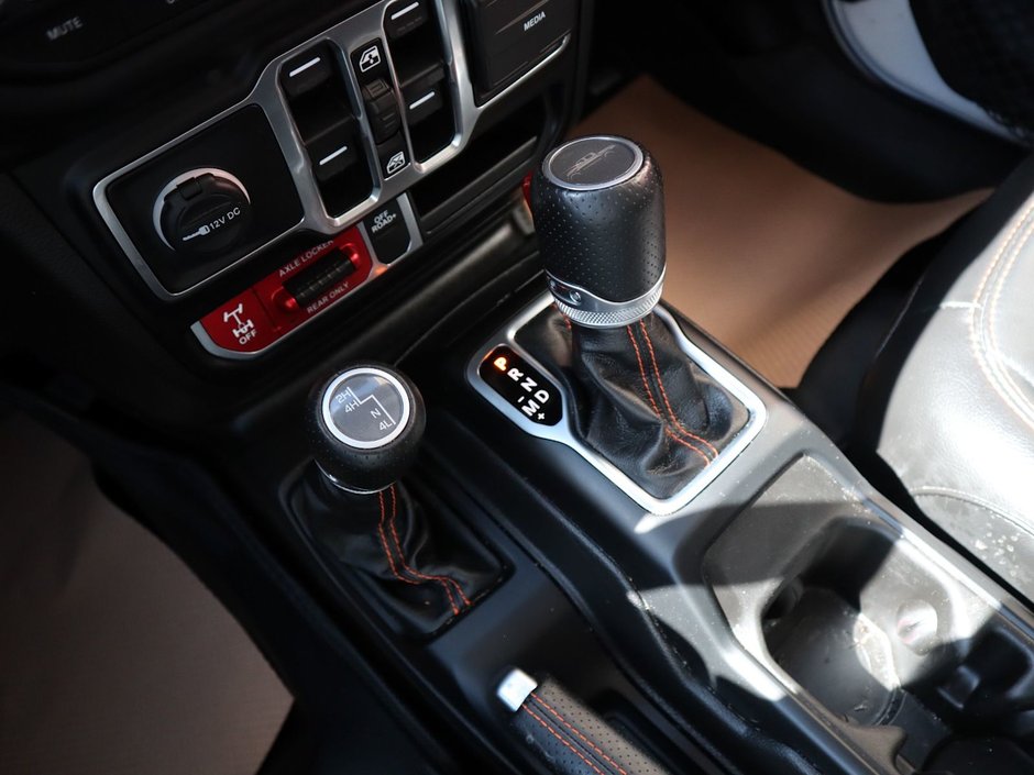 2023 Jeep Gladiator MOJAVE IN BRIGHT WHITE EQUIPPED WITH A 3.6L V6 , 4X4 , 8SPD AUTO , LEATHER HEATED SEATS + SW , 17INCH RIMS , REMOTE START , COLD-25