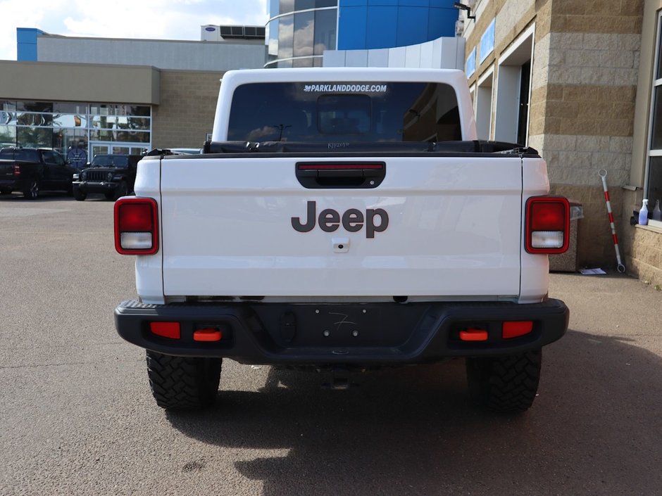 2023 Jeep Gladiator MOJAVE IN BRIGHT WHITE EQUIPPED WITH A 3.6L V6 , 4X4 , 8SPD AUTO , LEATHER HEATED SEATS + SW , 17INCH RIMS , REMOTE START , COLD-8