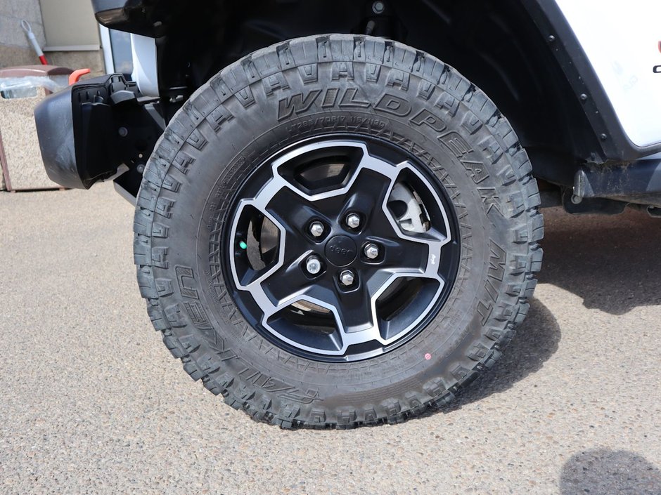 2023 Jeep Gladiator MOJAVE IN BRIGHT WHITE EQUIPPED WITH A 3.6L V6 , 4X4 , 8SPD AUTO , LEATHER HEATED SEATS + SW , 17INCH RIMS , REMOTE START , COLD-4