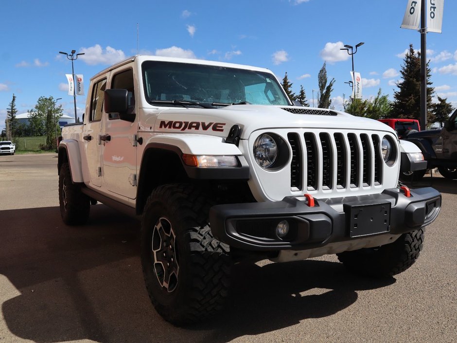 2023 Jeep Gladiator MOJAVE IN BRIGHT WHITE EQUIPPED WITH A 3.6L V6 , 4X4 , 8SPD AUTO , LEATHER HEATED SEATS + SW , 17INCH RIMS , REMOTE START , COLD-10