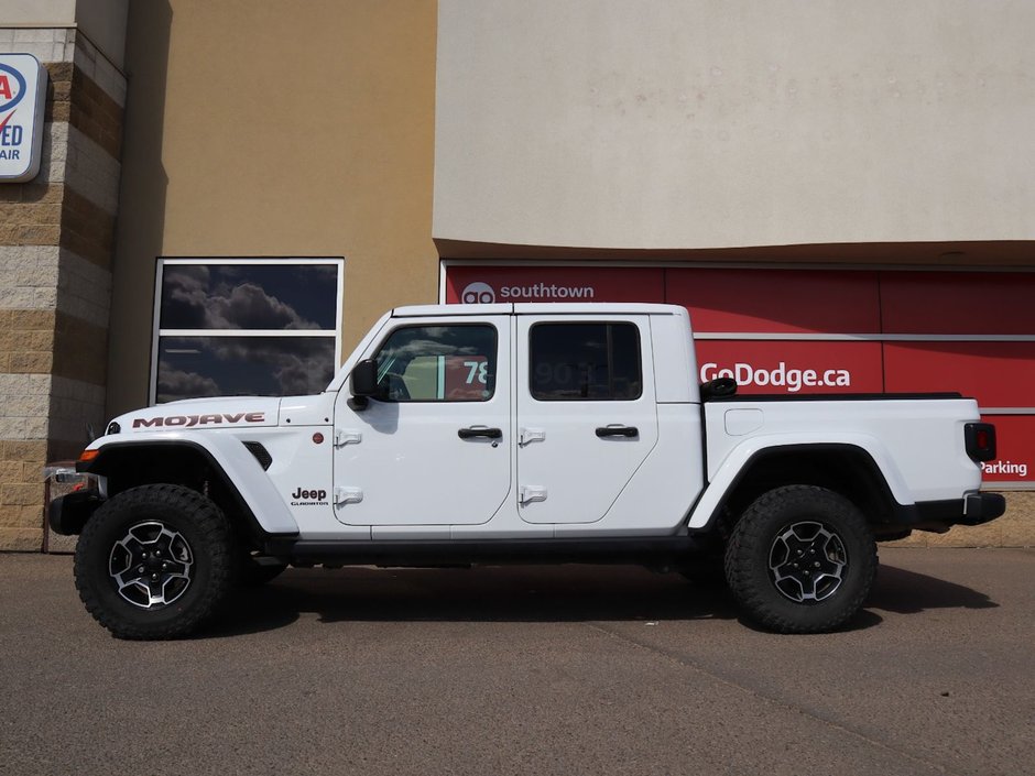 2023 Jeep Gladiator MOJAVE IN BRIGHT WHITE EQUIPPED WITH A 3.6L V6 , 4X4 , 8SPD AUTO , LEATHER HEATED SEATS + SW , 17INCH RIMS , REMOTE START , COLD-6