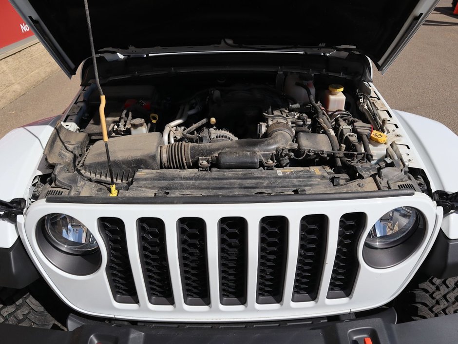 2023 Jeep Gladiator MOJAVE IN BRIGHT WHITE EQUIPPED WITH A 3.6L V6 , 4X4 , 8SPD AUTO , LEATHER HEATED SEATS + SW , 17INCH RIMS , REMOTE START , COLD-29