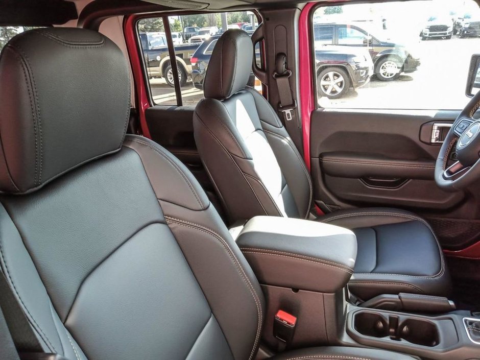 2024 Jeep Gladiator SPORT IN TUSCADERO PEARL EQUIPPED WITH A 3.6L V6 , 8SPD AUTO , 4X4 , CONVENIENCE GROUP , PREMIUM PCKG , HD ELECTRICAL GROUP , HE-21