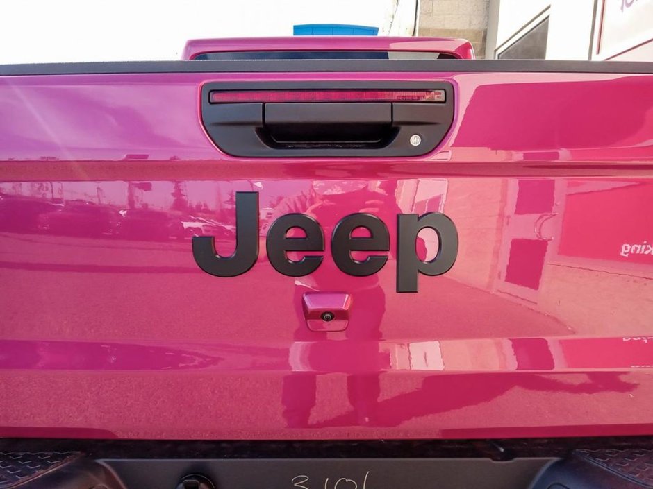 2024 Jeep Gladiator SPORT IN TUSCADERO PEARL EQUIPPED WITH A 3.6L V6 , 8SPD AUTO , 4X4 , CONVENIENCE GROUP , PREMIUM PCKG , HD ELECTRICAL GROUP , HE-8