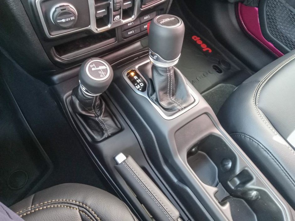 2024 Jeep Gladiator SPORT IN TUSCADERO PEARL EQUIPPED WITH A 3.6L V6 , 8SPD AUTO , 4X4 , CONVENIENCE GROUP , PREMIUM PCKG , HD ELECTRICAL GROUP , HE-17