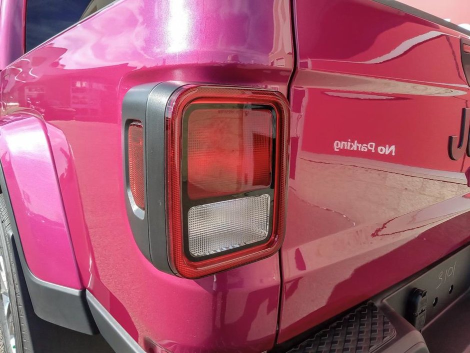 2024 Jeep Gladiator SPORT IN TUSCADERO PEARL EQUIPPED WITH A 3.6L V6 , 8SPD AUTO , 4X4 , CONVENIENCE GROUP , PREMIUM PCKG , HD ELECTRICAL GROUP , HE-10