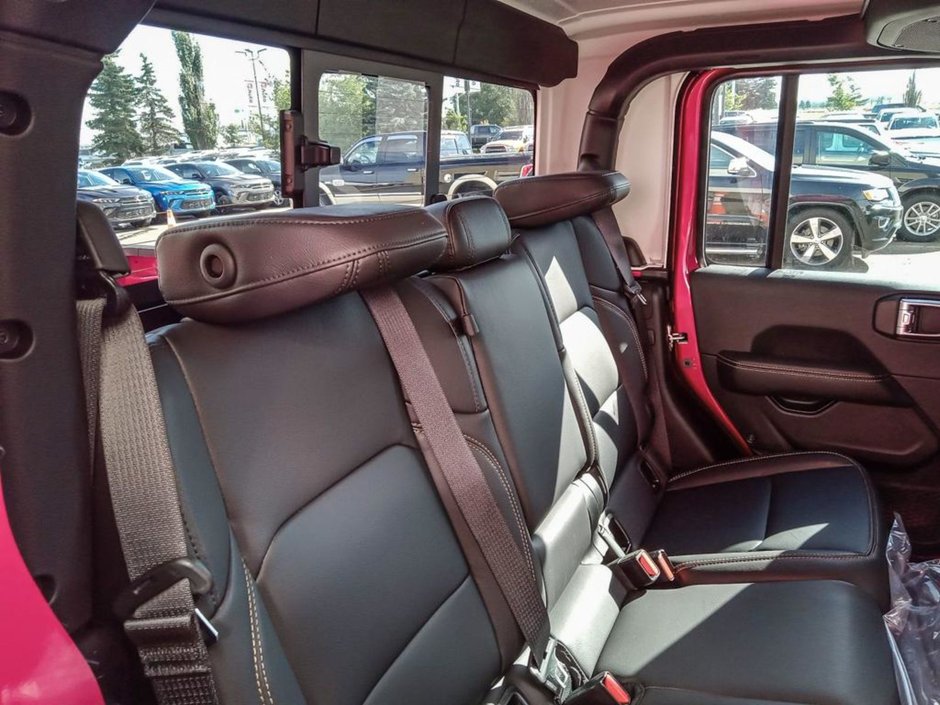 2024 Jeep Gladiator SPORT IN TUSCADERO PEARL EQUIPPED WITH A 3.6L V6 , 8SPD AUTO , 4X4 , CONVENIENCE GROUP , PREMIUM PCKG , HD ELECTRICAL GROUP , HE-22