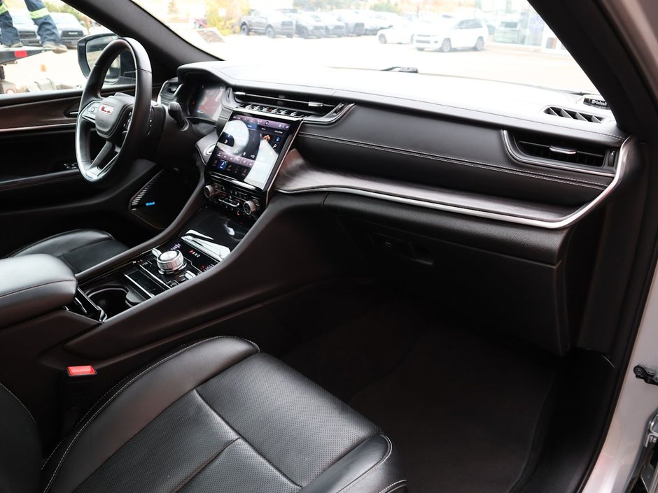 2022 Jeep Grand Cherokee L OVERLAND IN SILVER ZYNITH EQUIPPED WITH A 5.7L HEMI V8 , 4X4 , 8SPD TF AUTO , 10.1INCH W/NAV , 19 SPEAKER MCINTOSH AUDIO , LUXUR-26