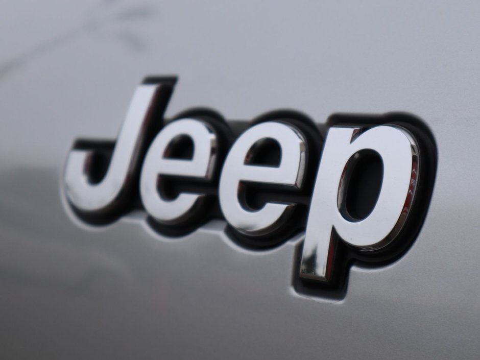 2022 Jeep Grand Cherokee L OVERLAND IN SILVER ZYNITH EQUIPPED WITH A 5.7L HEMI V8 , 4X4 , 8SPD TF AUTO , 10.1INCH W/NAV , 19 SPEAKER MCINTOSH AUDIO , LUXUR-12