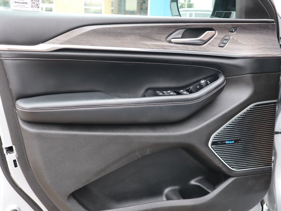 2022 Jeep Grand Cherokee L OVERLAND IN SILVER ZYNITH EQUIPPED WITH A 5.7L HEMI V8 , 4X4 , 8SPD TF AUTO , 10.1INCH W/NAV , 19 SPEAKER MCINTOSH AUDIO , LUXUR-17