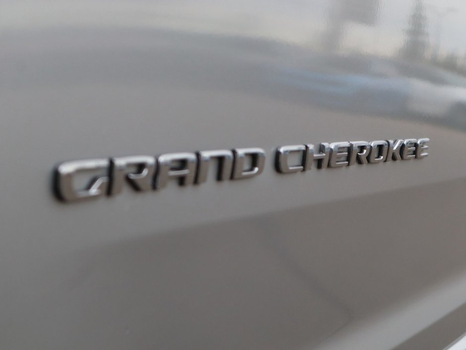 2022 Jeep Grand Cherokee L OVERLAND IN SILVER ZYNITH EQUIPPED WITH A 5.7L HEMI V8 , 4X4 , 8SPD TF AUTO , 10.1INCH W/NAV , 19 SPEAKER MCINTOSH AUDIO , LUXUR-11