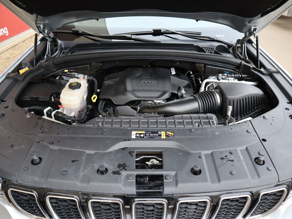 2022 Jeep Grand Cherokee L OVERLAND IN SILVER ZYNITH EQUIPPED WITH A 5.7L HEMI V8 , 4X4 , 8SPD TF AUTO , 10.1INCH W/NAV , 19 SPEAKER MCINTOSH AUDIO , LUXUR-35