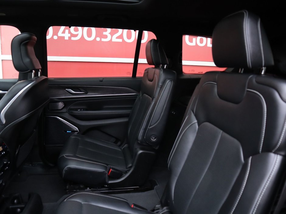 2022 Jeep Grand Cherokee L OVERLAND IN SILVER ZYNITH EQUIPPED WITH A 5.7L HEMI V8 , 4X4 , 8SPD TF AUTO , 10.1INCH W/NAV , 19 SPEAKER MCINTOSH AUDIO , LUXUR-23