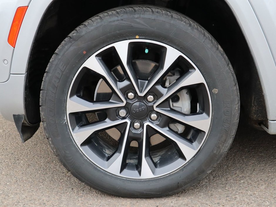 2022 Jeep Grand Cherokee L OVERLAND IN SILVER ZYNITH EQUIPPED WITH A 5.7L HEMI V8 , 4X4 , 8SPD TF AUTO , 10.1INCH W/NAV , 19 SPEAKER MCINTOSH AUDIO , LUXUR-4