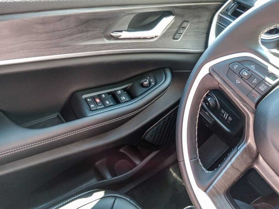 2024 Jeep Grand Cherokee L LIMITED IN BALTIC GREY EQUIPPED WITH A 3.6L V6 , 4X4 , 8SPD TF AUTO , 20INCH RIMS , PANO SUNROOF , LEATHERETTE HEATED SEATS + SW-16