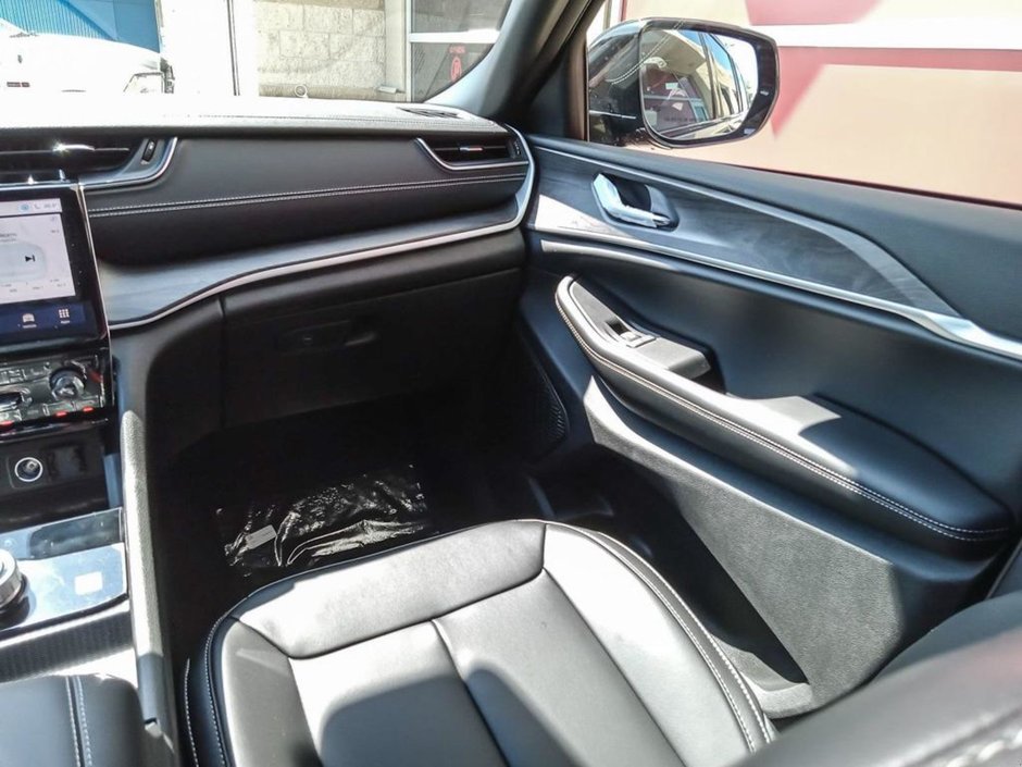 2024 Jeep Grand Cherokee L LIMITED IN BALTIC GREY EQUIPPED WITH A 3.6L V6 , 4X4 , 8SPD TF AUTO , 20INCH RIMS , PANO SUNROOF , LEATHERETTE HEATED SEATS + SW-24