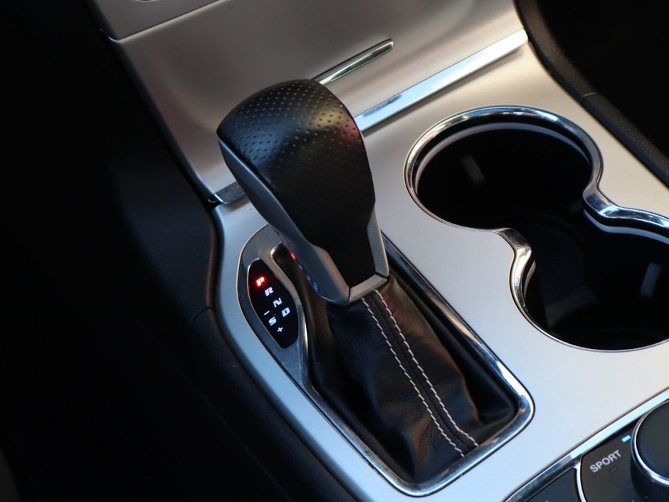 2016 Jeep Grand Cherokee SRT IN BRILLIANT BLACK EQUIPPED WITH A 6.4L SRT V8 , 4X4 , 8SPD TF AUTO , PANORAMIC SUNROOF , 19 SPEAKER HK AUDIO , 20INCH RIMS-24