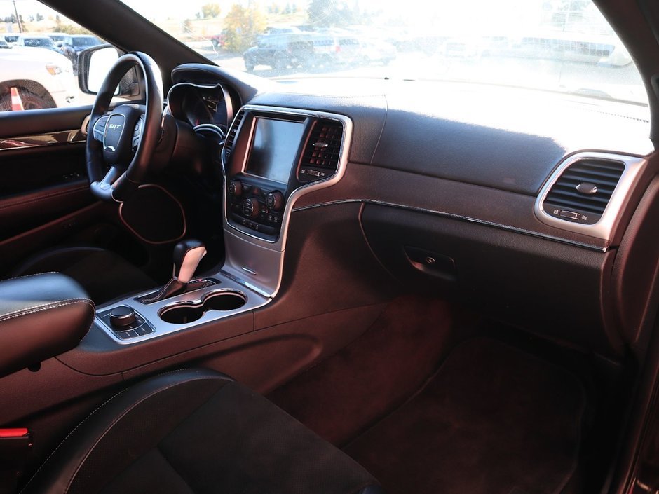 2016 Jeep Grand Cherokee SRT IN BRILLIANT BLACK EQUIPPED WITH A 6.4L SRT V8 , 4X4 , 8SPD TF AUTO , PANORAMIC SUNROOF , 19 SPEAKER HK AUDIO , 20INCH RIMS-21