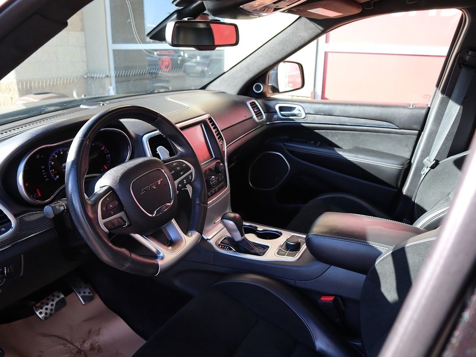 2016 Jeep Grand Cherokee SRT IN BRILLIANT BLACK EQUIPPED WITH A 6.4L SRT V8 , 4X4 , 8SPD TF AUTO , PANORAMIC SUNROOF , 19 SPEAKER HK AUDIO , 20INCH RIMS-12