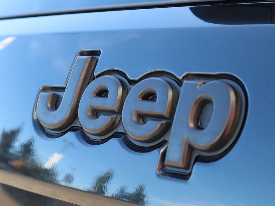 2016 Jeep Grand Cherokee SRT IN BRILLIANT BLACK EQUIPPED WITH A 6.4L SRT V8 , 4X4 , 8SPD TF AUTO , PANORAMIC SUNROOF , 19 SPEAKER HK AUDIO , 20INCH RIMS-10