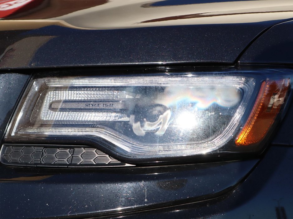 2016 Jeep Grand Cherokee SRT IN BRILLIANT BLACK EQUIPPED WITH A 6.4L SRT V8 , 4X4 , 8SPD TF AUTO , PANORAMIC SUNROOF , 19 SPEAKER HK AUDIO , 20INCH RIMS-2