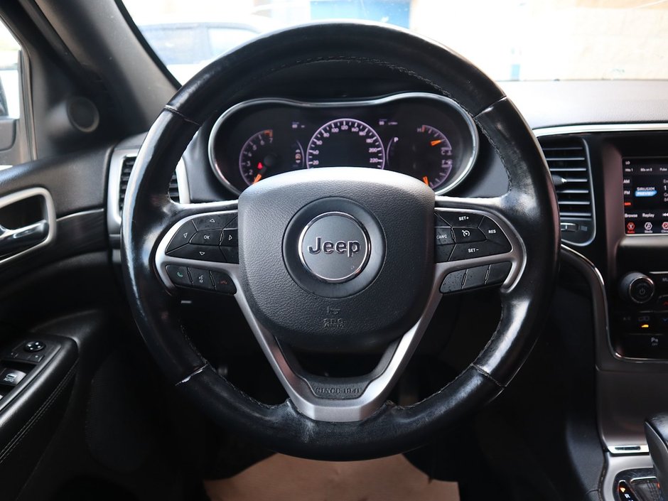 2020 Jeep Grand Cherokee LAREDO IN DIAMOND BLACK EQUIPPED WITH A 3.6L V6 , 4X4 , 8SPD TF AUTO , BACKUP CAM , BSM/RCPD , PARK SENSE REAR , KEYLESS ENTRY W-25