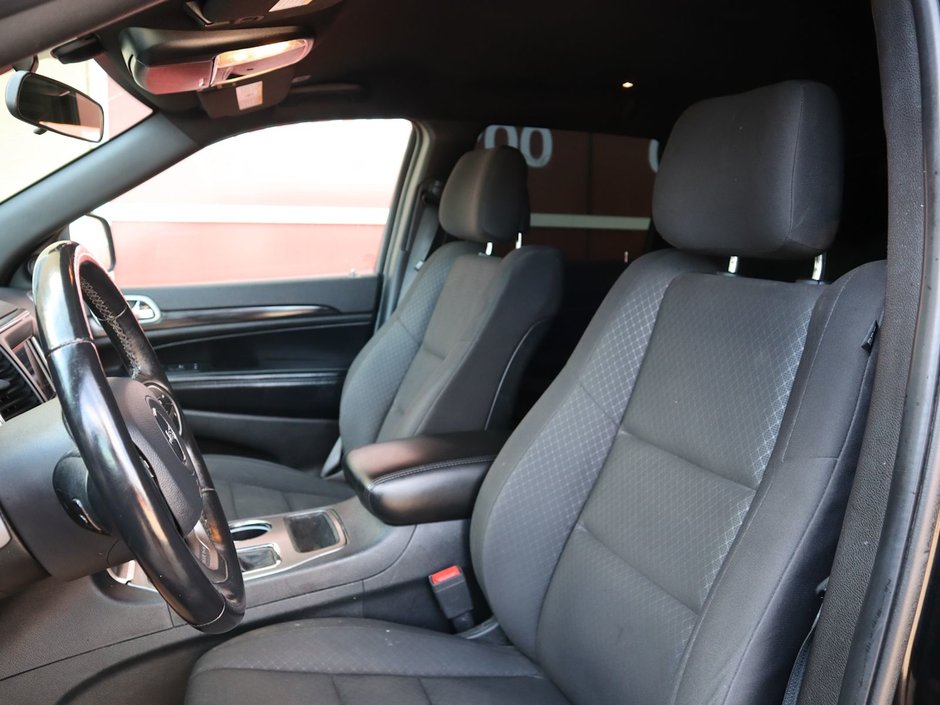 2020 Jeep Grand Cherokee LAREDO IN DIAMOND BLACK EQUIPPED WITH A 3.6L V6 , 4X4 , 8SPD TF AUTO , BACKUP CAM , BSM/RCPD , PARK SENSE REAR , KEYLESS ENTRY W-18