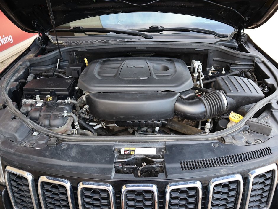 2020 Jeep Grand Cherokee LAREDO IN DIAMOND BLACK EQUIPPED WITH A 3.6L V6 , 4X4 , 8SPD TF AUTO , BACKUP CAM , BSM/RCPD , PARK SENSE REAR , KEYLESS ENTRY W-28