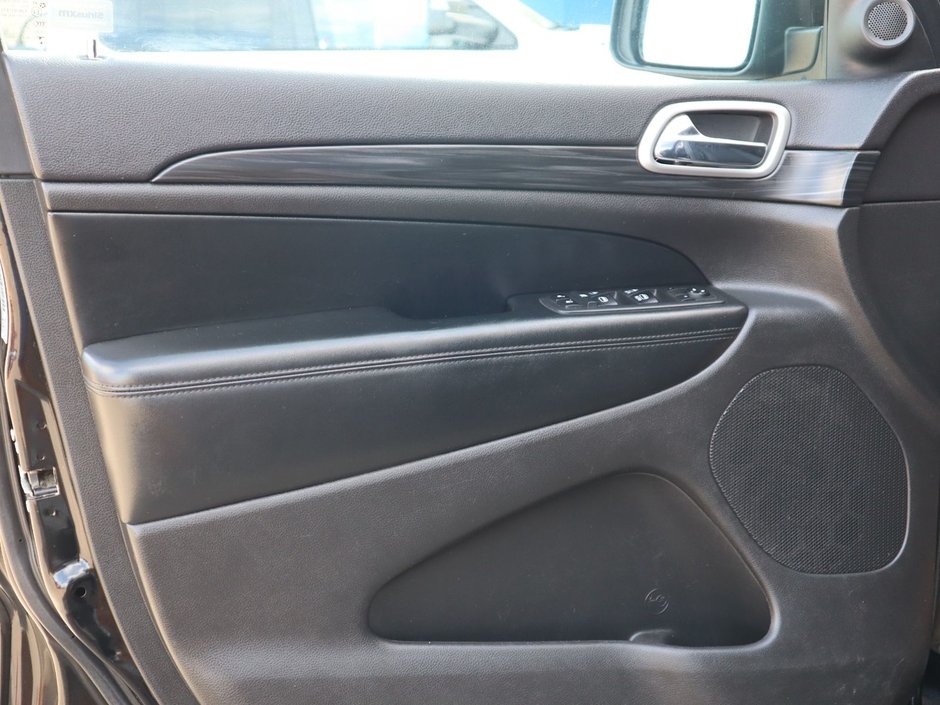 2020 Jeep Grand Cherokee LAREDO IN DIAMOND BLACK EQUIPPED WITH A 3.6L V6 , 4X4 , 8SPD TF AUTO , BACKUP CAM , BSM/RCPD , PARK SENSE REAR , KEYLESS ENTRY W-16