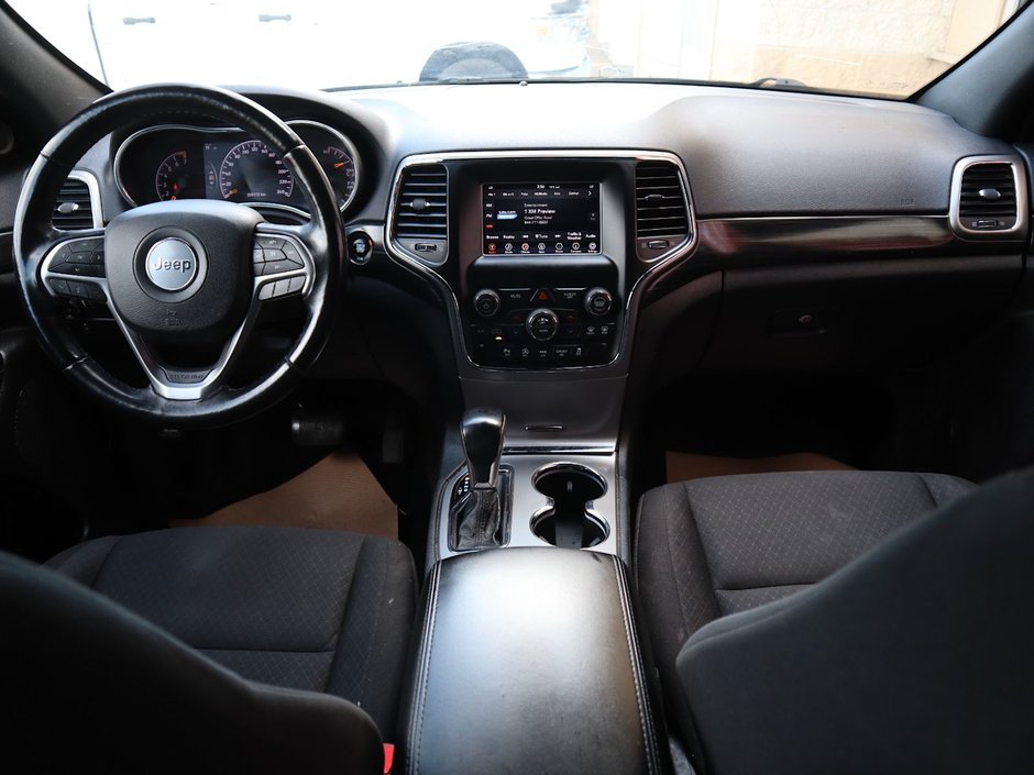 2020 Jeep Grand Cherokee LAREDO IN DIAMOND BLACK EQUIPPED WITH A 3.6L V6 , 4X4 , 8SPD TF AUTO , BACKUP CAM , BSM/RCPD , PARK SENSE REAR , KEYLESS ENTRY W-22