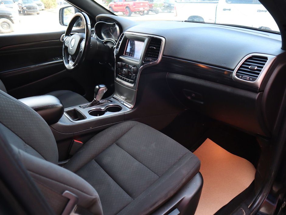 2020 Jeep Grand Cherokee LAREDO IN DIAMOND BLACK EQUIPPED WITH A 3.6L V6 , 4X4 , 8SPD TF AUTO , BACKUP CAM , BSM/RCPD , PARK SENSE REAR , KEYLESS ENTRY W-20