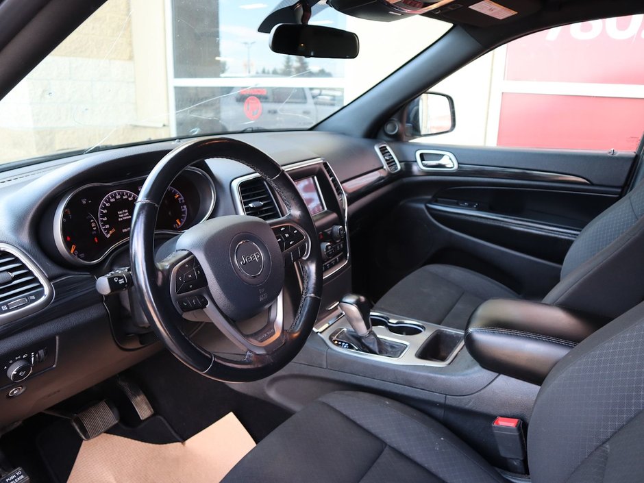 2020 Jeep Grand Cherokee LAREDO IN DIAMOND BLACK EQUIPPED WITH A 3.6L V6 , 4X4 , 8SPD TF AUTO , BACKUP CAM , BSM/RCPD , PARK SENSE REAR , KEYLESS ENTRY W-15