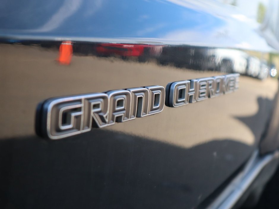 2020 Jeep Grand Cherokee LAREDO IN DIAMOND BLACK EQUIPPED WITH A 3.6L V6 , 4X4 , 8SPD TF AUTO , BACKUP CAM , BSM/RCPD , PARK SENSE REAR , KEYLESS ENTRY W-11