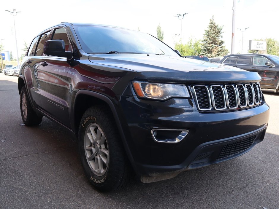 2020 Jeep Grand Cherokee LAREDO IN DIAMOND BLACK EQUIPPED WITH A 3.6L V6 , 4X4 , 8SPD TF AUTO , BACKUP CAM , BSM/RCPD , PARK SENSE REAR , KEYLESS ENTRY W-10