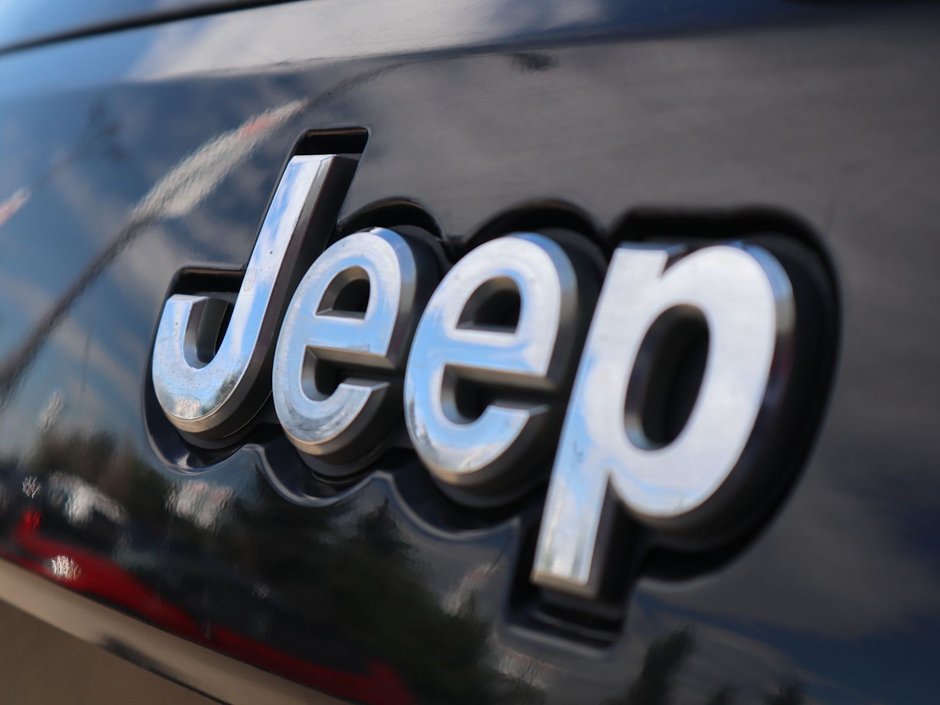 2020 Jeep Grand Cherokee LAREDO IN DIAMOND BLACK EQUIPPED WITH A 3.6L V6 , 4X4 , 8SPD TF AUTO , BACKUP CAM , BSM/RCPD , PARK SENSE REAR , KEYLESS ENTRY W-12