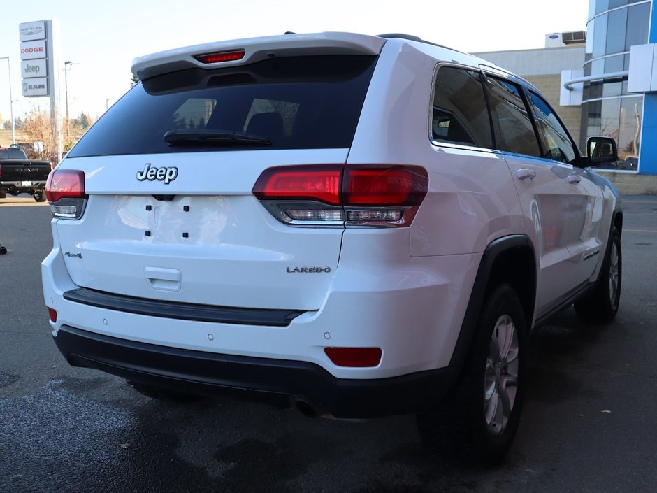 2021 Jeep Grand Cherokee LAREDO IN BRIGHT WHITE EQUIPPED 3.6L V6 , 4X4 , 8SPD TF AUTO , BSM/RCPD , BACKUP CAM , PARK SENSE REAR , HEATED SEATS + SW , KEY-8