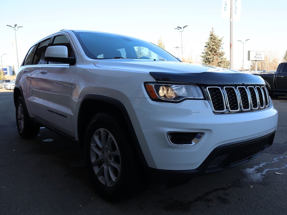 2021 Jeep Grand Cherokee LAREDO IN BRIGHT WHITE EQUIPPED 3.6L V6 , 4X4 , 8SPD TF AUTO , BSM/RCPD , BACKUP CAM , PARK SENSE REAR , HEATED SEATS + SW , KEY-9