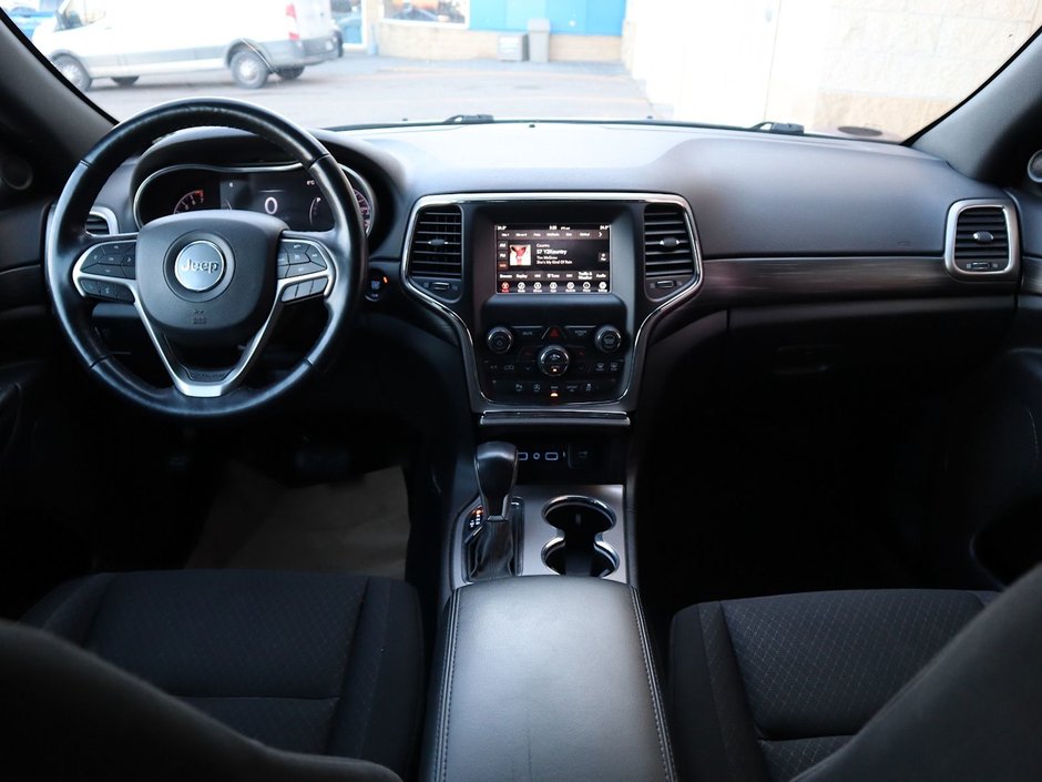 2021 Jeep Grand Cherokee LAREDO IN BRIGHT WHITE EQUIPPED 3.6L V6 , 4X4 , 8SPD TF AUTO , BSM/RCPD , BACKUP CAM , PARK SENSE REAR , HEATED SEATS + SW , KEY-20