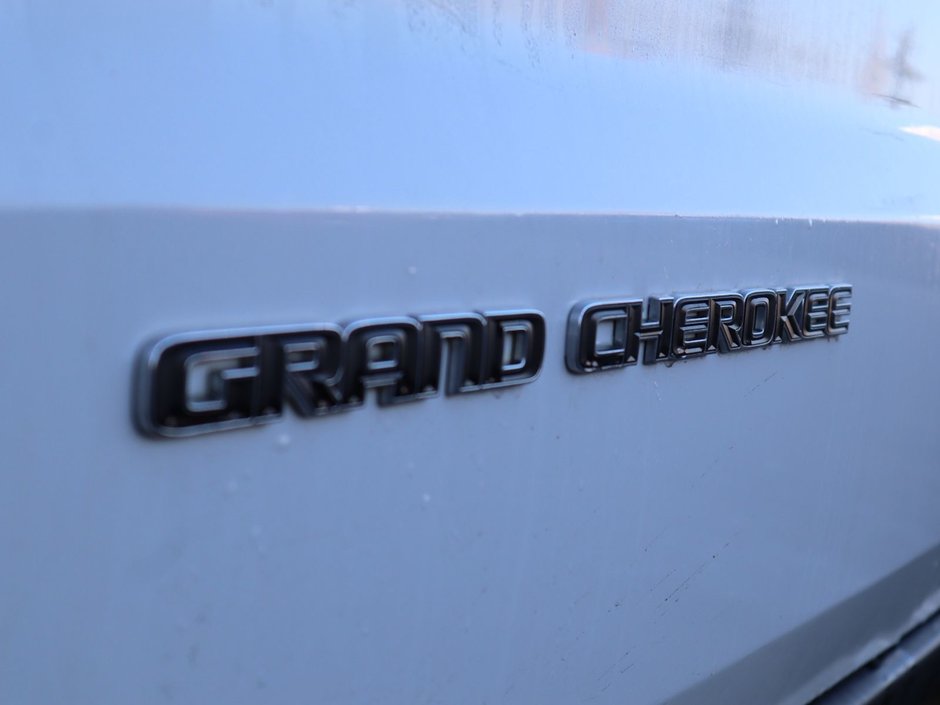 2021 Jeep Grand Cherokee LAREDO IN BRIGHT WHITE EQUIPPED 3.6L V6 , 4X4 , 8SPD TF AUTO , BSM/RCPD , BACKUP CAM , PARK SENSE REAR , HEATED SEATS + SW , KEY-10