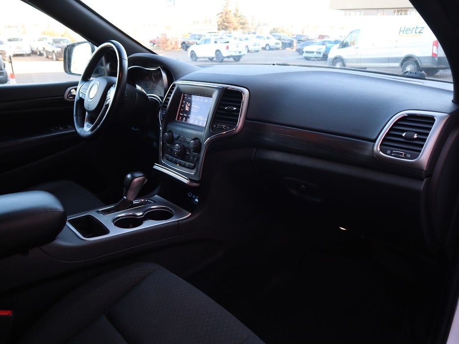2021 Jeep Grand Cherokee LAREDO IN BRIGHT WHITE EQUIPPED 3.6L V6 , 4X4 , 8SPD TF AUTO , BSM/RCPD , BACKUP CAM , PARK SENSE REAR , HEATED SEATS + SW , KEY-18