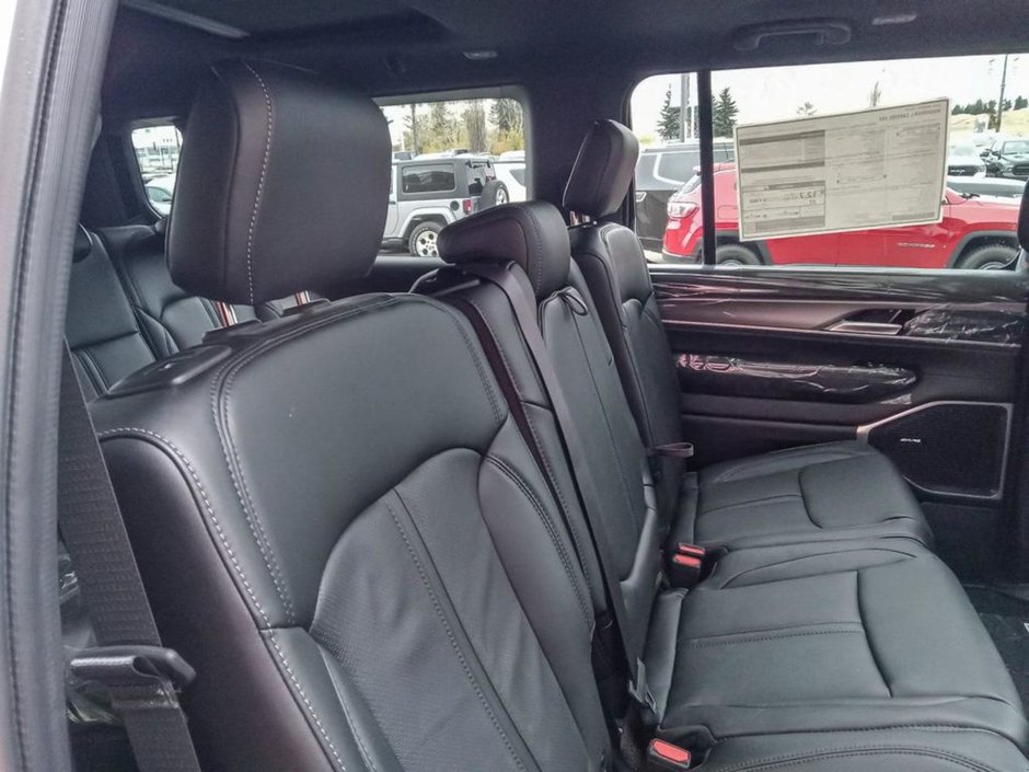 2024 Jeep Wagoneer L SERIES II CARBIDE IN BRIGHT WHITE EQUIPPED WITH A 3.0L TWIN TURBO I6 , 4X4 , 8SPD AUTO , 22INVH RIMS , FLEX SEATING GROUP , THRE-22