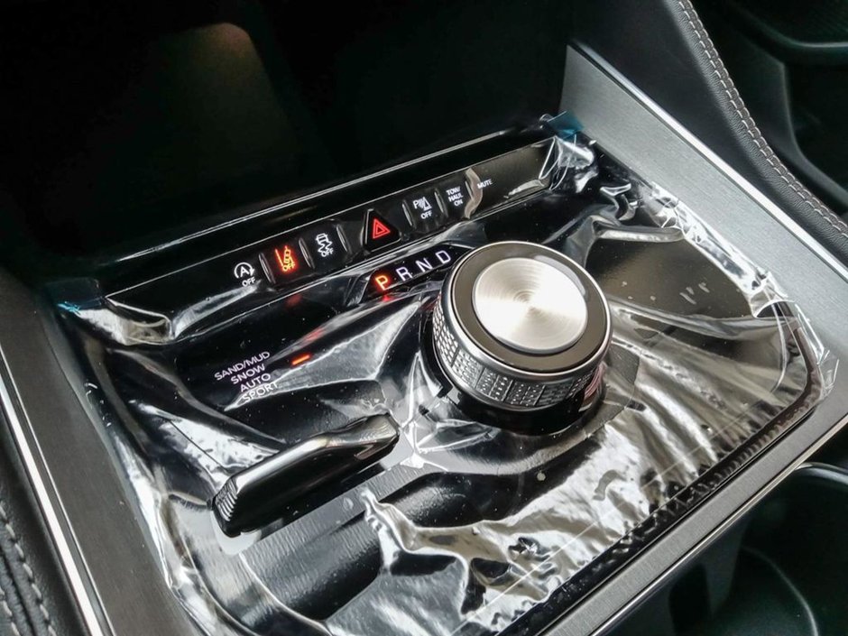 2024 Jeep Wagoneer L SERIES II CARBIDE IN BRIGHT WHITE EQUIPPED WITH A 3.0L TWIN TURBO I6 , 4X4 , 8SPD AUTO , 22INVH RIMS , FLEX SEATING GROUP , THRE-17