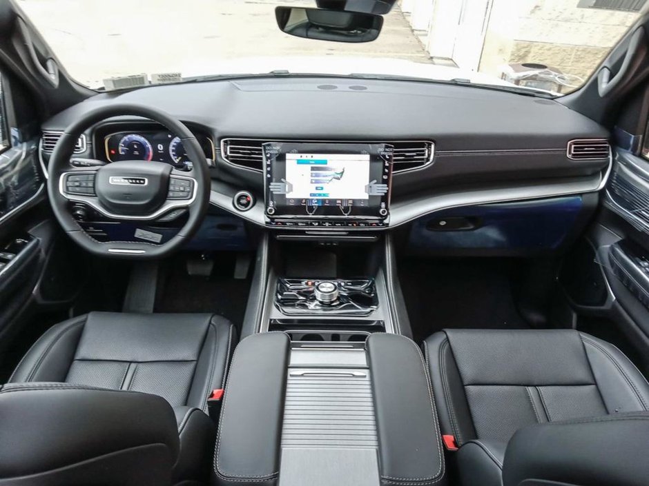 2024 Jeep Wagoneer L SERIES II CARBIDE IN BRIGHT WHITE EQUIPPED WITH A 3.0L TWIN TURBO I6 , 4X4 , 8SPD AUTO , 22INVH RIMS , FLEX SEATING GROUP , THRE-23